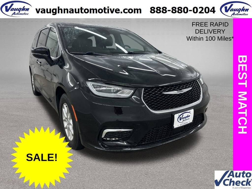 2025 Chrysler Pacifica Select in Black — front three-quarter view